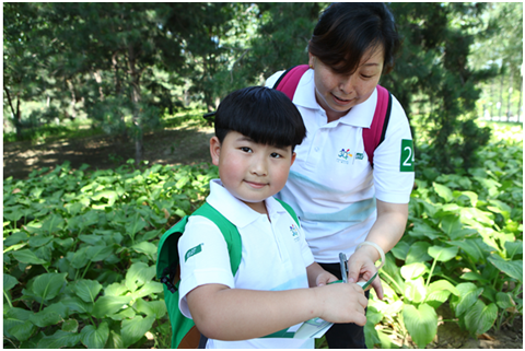 30位萌娃公园里为游人送水 父子齐上阵炎夏送
