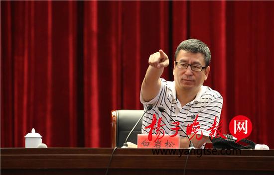 镇江女婿白岩松做客江苏大学谈失败