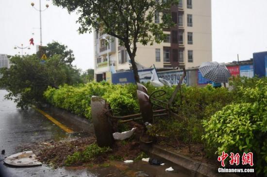 海南遭遇台风“鲸鱼”袭击。图为海南琼海市城区,一个路灯被强风吹落地上。 中新社发 蒙钟德 摄