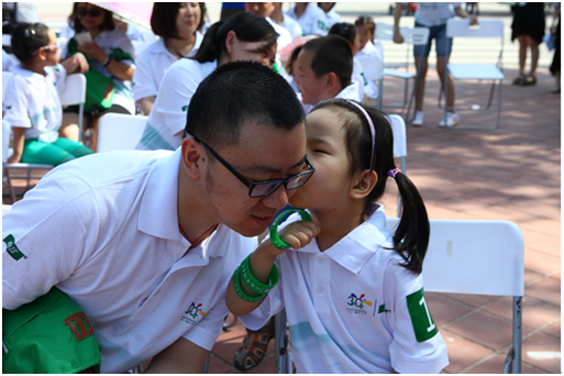 30位萌娃公园里为游人送水 父子齐上阵炎夏送