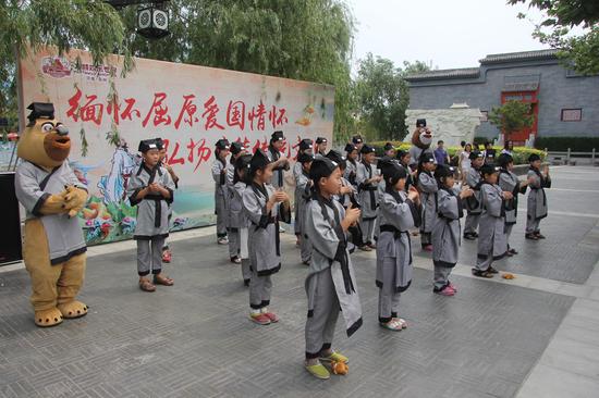 郑州方特端午打造文化盛宴 百名小书童诵经典