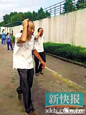 ■工人跑离工厂。