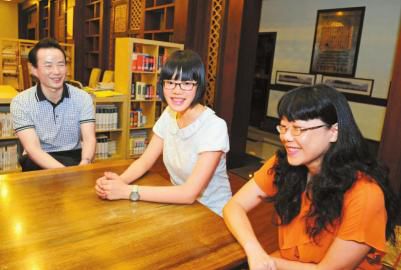 6月22日,万妙然和父母在一起接受采访。