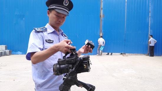 金水區(qū)執(zhí)法局宣教科攝像機(jī)被不明身份的人搶走摔成三瓣