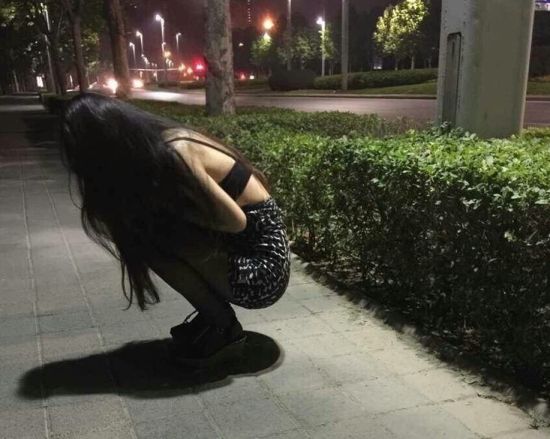 网传户外女裸照