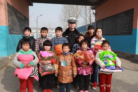 趙全濤為貧困學生送棉衣