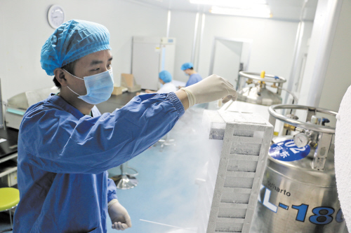 图为中信湘雅医院精子库工作人员将精子放入液氮罐中冻存。 长沙晚报通讯员 董雷 摄