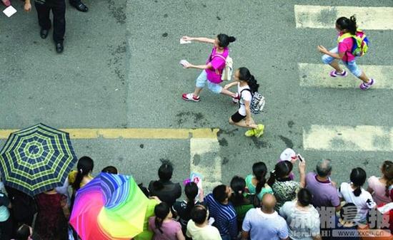 6月7日，长郡中学考点，第一场考试结束后，考生们兴奋地跑出来，一旁是等待的家长。图/潇湘晨报记者 辜鹏博