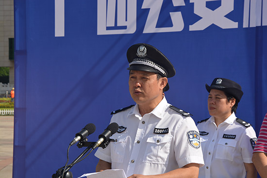 广西公安举行打击食品安全犯罪成果展示活动。图为南宁市公安局副局长王义致辞