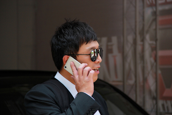 黄渤与其他成员沟通