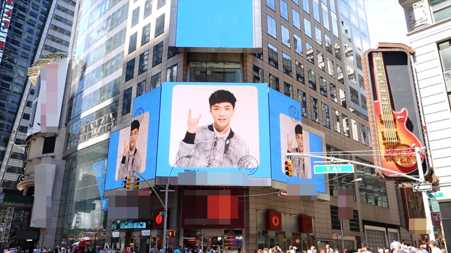 张艺兴微笑登纽约时代广场 展酒窝魅力|微笑|时代广场|张艺兴_新浪娱乐_新浪网