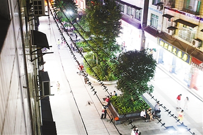 燕子在电线上休息,人们在街上闲聊.