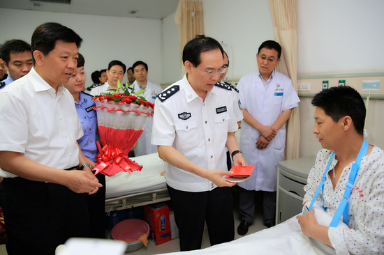許甘露端午節(jié)看望慰問三門峽因公負(fù)傷民警