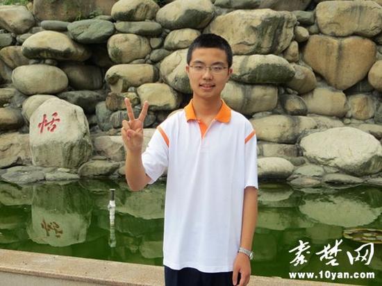 十堰市一中高三（8）班的郭瑋翰以總分614分摘得2015十堰高考文科狀元桂冠
