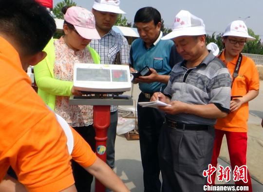 图为验收组专家在称重计量。郭绪良摄