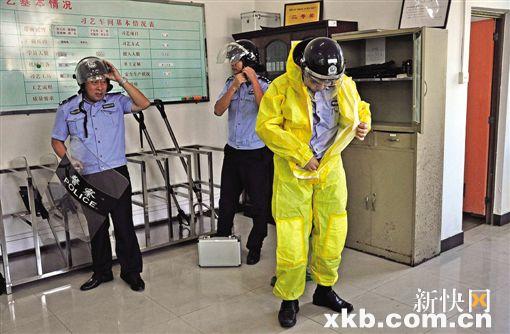 ■应对突发事件,要求警察在最短的时间内装备到位。