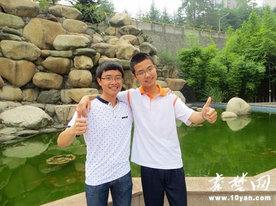 2015十堰高考文科状元郭玮翰（右）和榜眼金志（左）