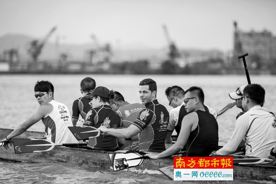 黄埔古港旁的广州海珠区新洲,是广州国际龙舟队的训练场所在地。每周一练的队员中,不少人是“歪果仁”。