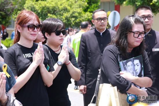 安钧璨助理Queenie（右）在告别式泪崩