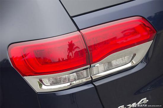 大切诺基横向式尾灯