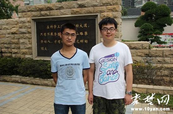 來自鄖陽中學(xué)高三（1）班汪國慶（左）、袁奉博（右）以683分分享2015十堰高考理科狀元頭銜