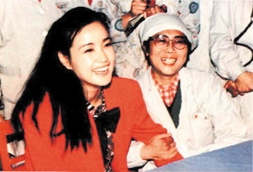 杨家芬教授等同即将康复出院的影星刘晓庆在一起。资料图片
