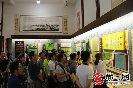 6月7日,参加“全国百家网络媒体常德行”的100多家网媒代表前往常德石门夹山寺,探访茶禅祖庭,感受源远流长的茶文化。尚一网记者 吴丹 王浪 摄