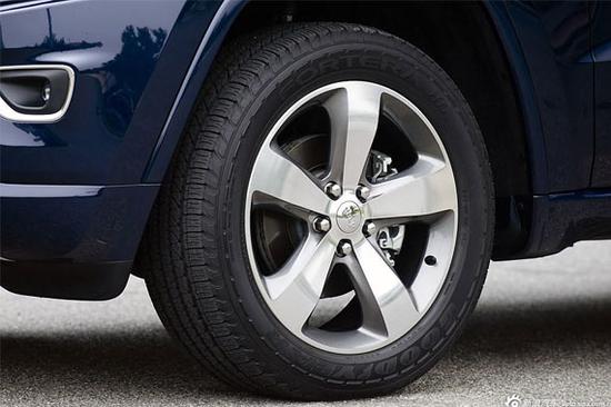 大切诺基配备265/50 R20规格车胎