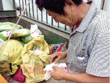 奔馳司機送來5000元現金，菜農老李查點時熱淚盈眶