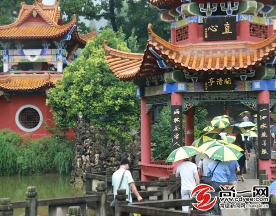 古色古香的夹山寺掩映在参天古木中,网媒代表在此体验远离世俗、悠然忘我的境界。尚一网记者 吴丹 王浪 摄