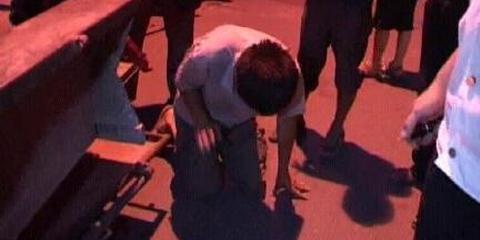 菜农赚2千多元被盗跪地痛哭