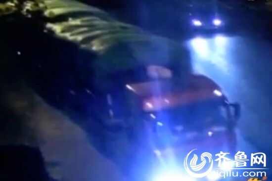 根据监控画面,民警判断这辆大货车有重大嫌疑,于是立即通过车辆信息,联系上了货车驾驶员。(视频截图)