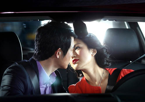 宁波男子开车情不自禁与女友接吻 连撞两车负