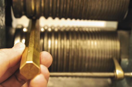 华洛芙以独家工艺将金条打磨、拉伸成极细0.3毫米直径的金丝