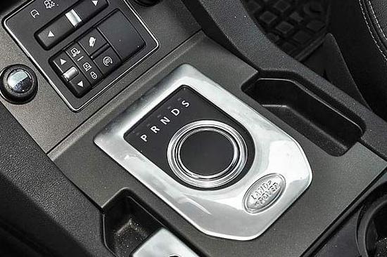 发现4则使用了更科技前卫的升降式旋钮换挡机构