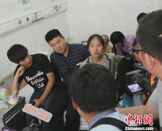 伤者家属在焦急中等候亲人消息