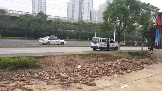绿地被严重破坏,被翻新的泥土上面,几根被挖断的小臂粗的树根清晰可见