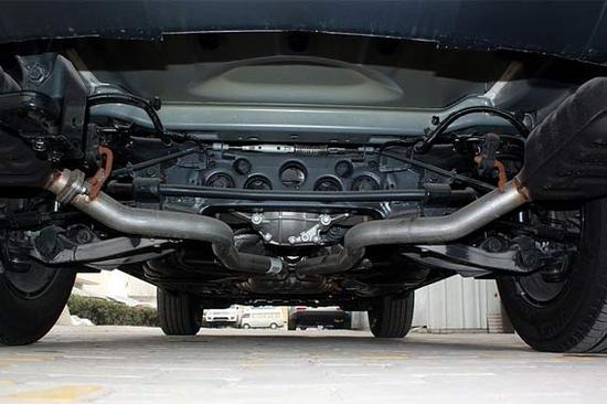 大切诺基采用了承载式加强车身结构