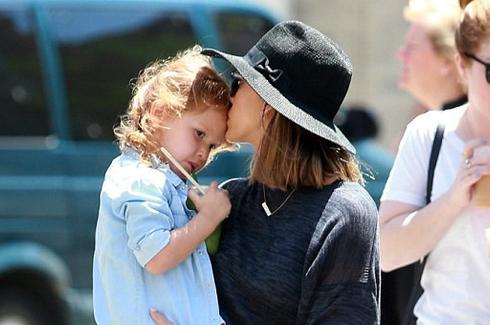 有爱！阿尔芭甜吻爱女