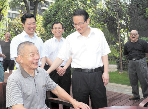 昨日,湖南省委常委、市委书记易炼红在调研城区小区配套建设时,与融科·东南海小区居民交谈。 周柏平 摄