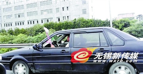 司机边打点滴边开车