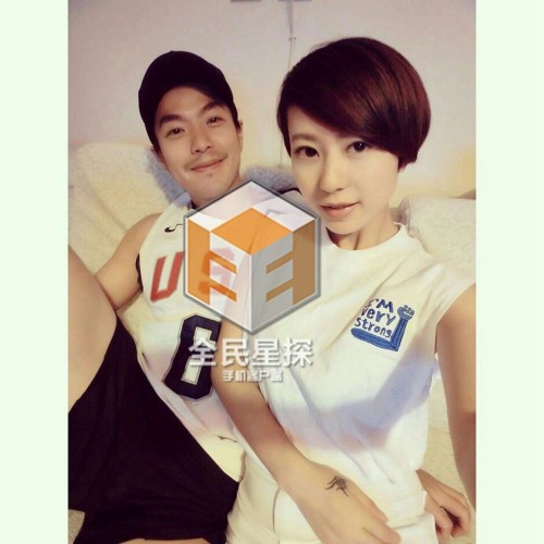 全民星探接获用户爆料李威与前女友杨子晴露骨床照,女方美腿搭李威身上摩挲,十分挑逗。而李威与姚笛进新剧组后擦出爱火,与杨子晴疏远。(全民星探)
