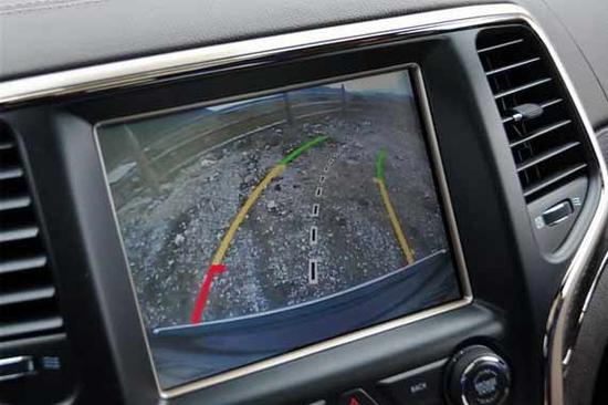 大切诺基还配备了可视倒车功能