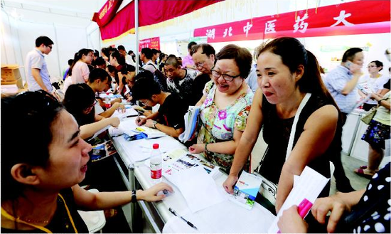 昨日的高招咨询会现场,不少家长及考生正在向招生老师咨询录取信息。本报记者 孙辰 摄
