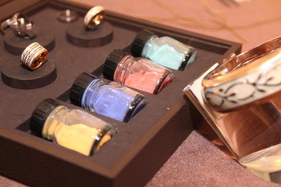 华洛芙独家冷珐琅粉末及旋转指环