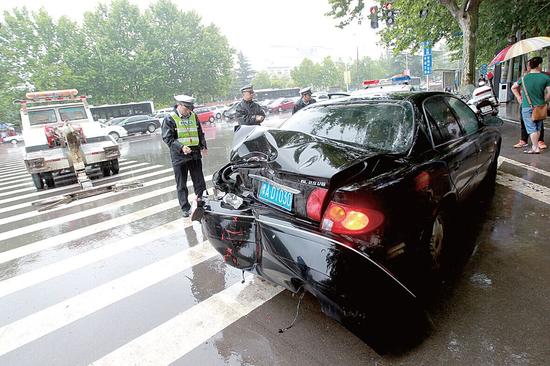 鄭州轎車連撞4車后加速逃逸