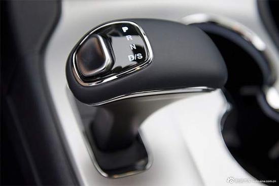 大切诺基采用了类似常规手柄的电子换挡杆
