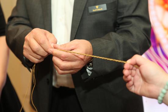 华洛芙资深金匠师卡尔·乌贝奇先生现场展示金丝编花工艺