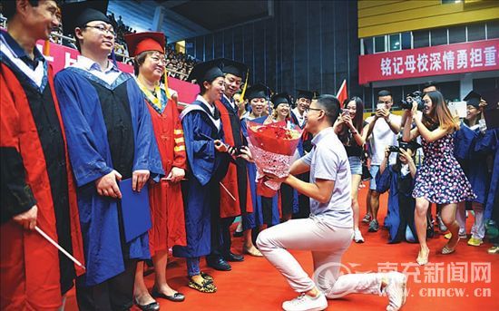 川北医学院美女研究生毕业典礼获男友求婚