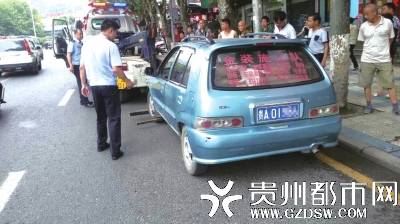 套牌车遇交警查车 违停司机弃车逃跑 _贵阳汽